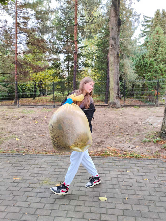 [FOTO] Uczniowie z Jaworzyny Śląskiej posprzątali zapomniane mogiły