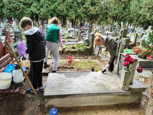 [FOTO] Uczniowie z Jaworzyny Śląskiej posprzątali zapomniane mogiły