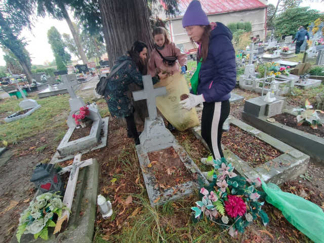 [FOTO] Uczniowie z Jaworzyny Śląskiej posprzątali zapomniane mogiły