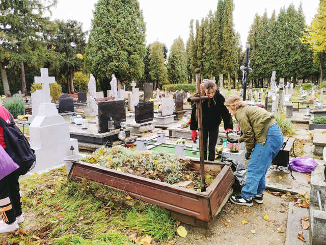 [FOTO] Uczniowie z Jaworzyny Śląskiej posprzątali zapomniane mogiły