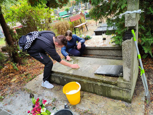 [FOTO] Uczniowie z Jaworzyny Śląskiej posprzątali zapomniane mogiły