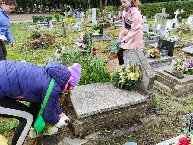 [FOTO] Uczniowie z Jaworzyny Śląskiej posprzątali zapomniane mogiły