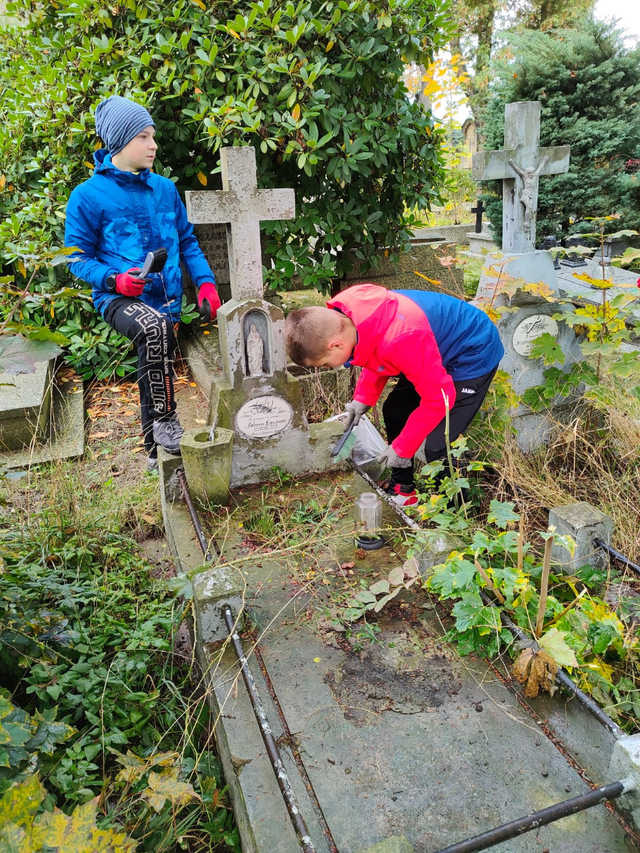 [FOTO] Uczniowie z Jaworzyny Śląskiej posprzątali zapomniane mogiły