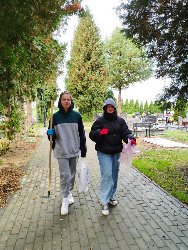[FOTO] Uczniowie z Jaworzyny Śląskiej posprzątali zapomniane mogiły