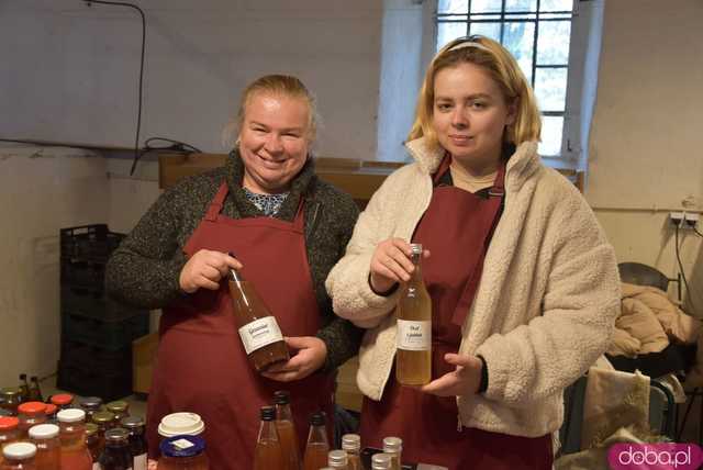 [FOTO] Dziesiątki dostawców, rozmaite produkty i jesienna sceneria. Tłumy na listopadowym Targu Ziemi w Kraskowie