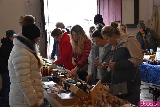 [FOTO] Dziesiątki dostawców, rozmaite produkty i jesienna sceneria. Tłumy na listopadowym Targu Ziemi w Kraskowie