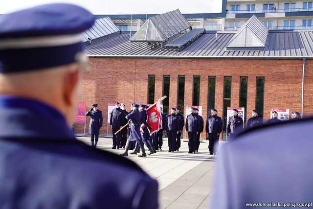 [WIDEO, FOTO] 60 nowych funkcjonariuszy zasiliło szeregi dolnośląskiej policji. Wypowiedzieli rotę ślubowania i zostali przyjęci do służby
