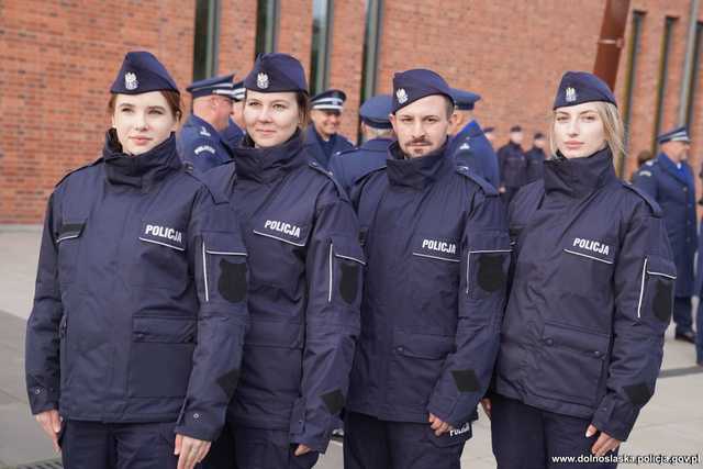 [WIDEO, FOTO] 60 nowych funkcjonariuszy zasiliło szeregi dolnośląskiej policji. Wypowiedzieli rotę ślubowania i zostali przyjęci do służby