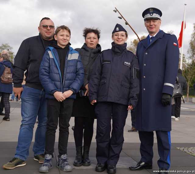 [WIDEO, FOTO] 60 nowych funkcjonariuszy zasiliło szeregi dolnośląskiej policji. Wypowiedzieli rotę ślubowania i zostali przyjęci do służby