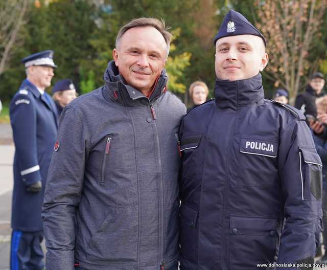 [WIDEO, FOTO] 60 nowych funkcjonariuszy zasiliło szeregi dolnośląskiej policji. Wypowiedzieli rotę ślubowania i zostali przyjęci do służby