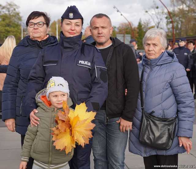 [WIDEO, FOTO] 60 nowych funkcjonariuszy zasiliło szeregi dolnośląskiej policji. Wypowiedzieli rotę ślubowania i zostali przyjęci do służby