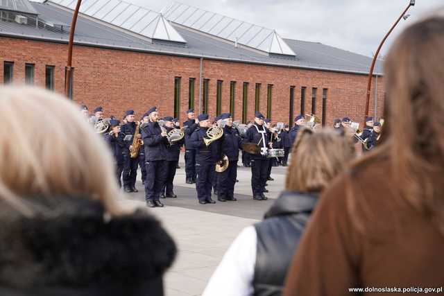 [WIDEO, FOTO] 60 nowych funkcjonariuszy zasiliło szeregi dolnośląskiej policji. Wypowiedzieli rotę ślubowania i zostali przyjęci do służby