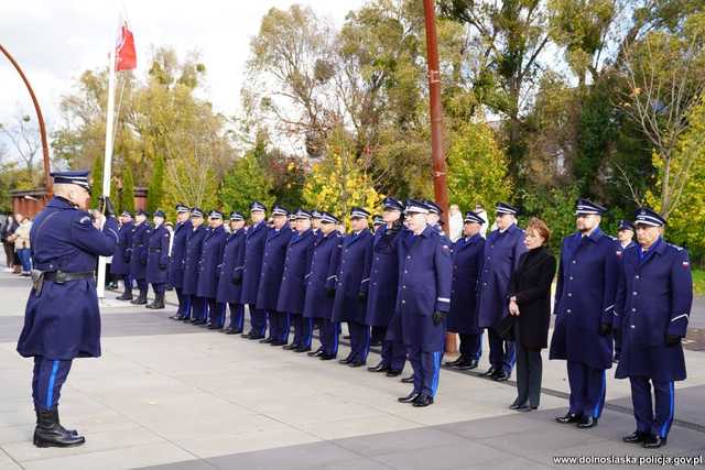 [WIDEO, FOTO] 60 nowych funkcjonariuszy zasiliło szeregi dolnośląskiej policji. Wypowiedzieli rotę ślubowania i zostali przyjęci do służby