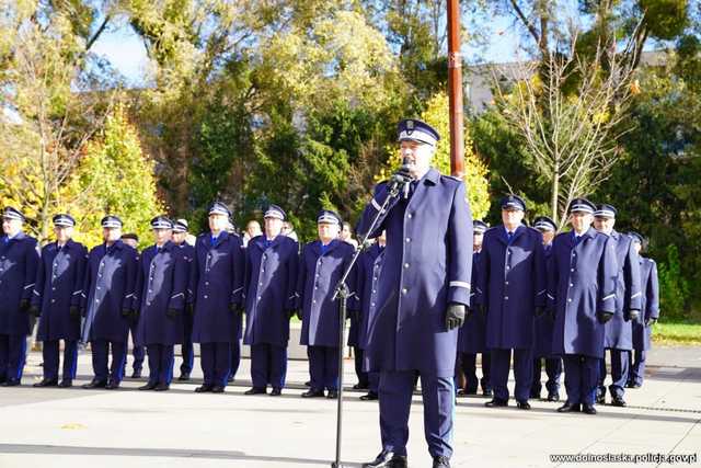[WIDEO, FOTO] 60 nowych funkcjonariuszy zasiliło szeregi dolnośląskiej policji. Wypowiedzieli rotę ślubowania i zostali przyjęci do służby