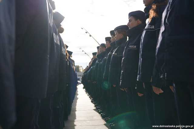 [WIDEO, FOTO] 60 nowych funkcjonariuszy zasiliło szeregi dolnośląskiej policji. Wypowiedzieli rotę ślubowania i zostali przyjęci do służby