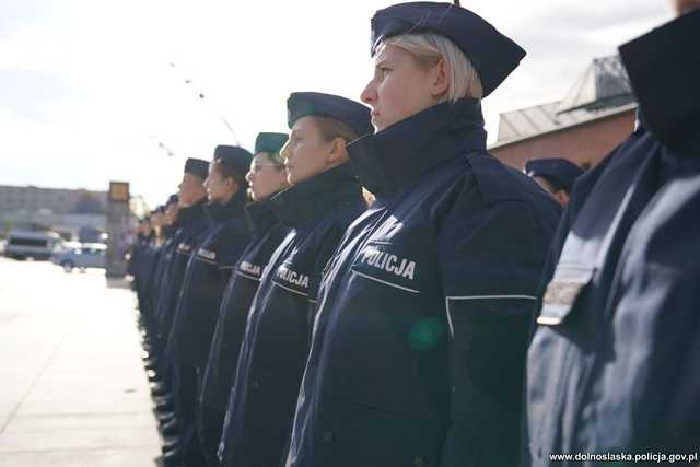 [WIDEO, FOTO] 60 nowych funkcjonariuszy zasiliło szeregi dolnośląskiej policji. Wypowiedzieli rotę ślubowania i zostali przyjęci do służby