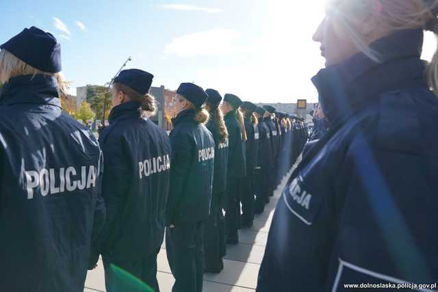 [WIDEO, FOTO] 60 nowych funkcjonariuszy zasiliło szeregi dolnośląskiej policji. Wypowiedzieli rotę ślubowania i zostali przyjęci do służby