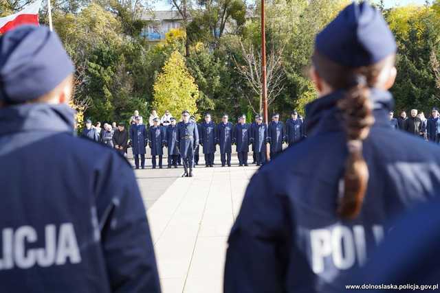 [WIDEO, FOTO] 60 nowych funkcjonariuszy zasiliło szeregi dolnośląskiej policji. Wypowiedzieli rotę ślubowania i zostali przyjęci do służby