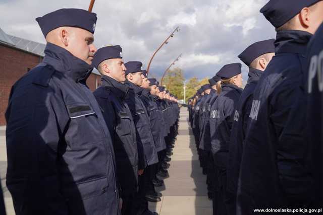 [WIDEO, FOTO] 60 nowych funkcjonariuszy zasiliło szeregi dolnośląskiej policji. Wypowiedzieli rotę ślubowania i zostali przyjęci do służby
