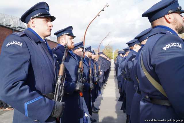 [WIDEO, FOTO] 60 nowych funkcjonariuszy zasiliło szeregi dolnośląskiej policji. Wypowiedzieli rotę ślubowania i zostali przyjęci do służby