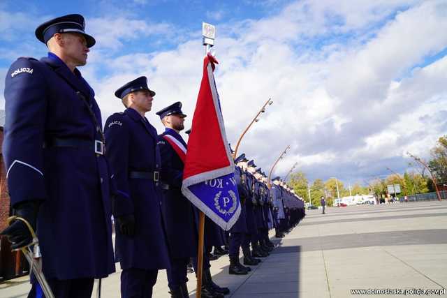 [WIDEO, FOTO] 60 nowych funkcjonariuszy zasiliło szeregi dolnośląskiej policji. Wypowiedzieli rotę ślubowania i zostali przyjęci do służby