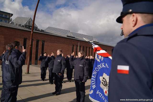 [WIDEO, FOTO] 60 nowych funkcjonariuszy zasiliło szeregi dolnośląskiej policji. Wypowiedzieli rotę ślubowania i zostali przyjęci do służby