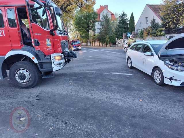 [FOTO] Zderzenie dwóch samochodów na skrzyżowaniu