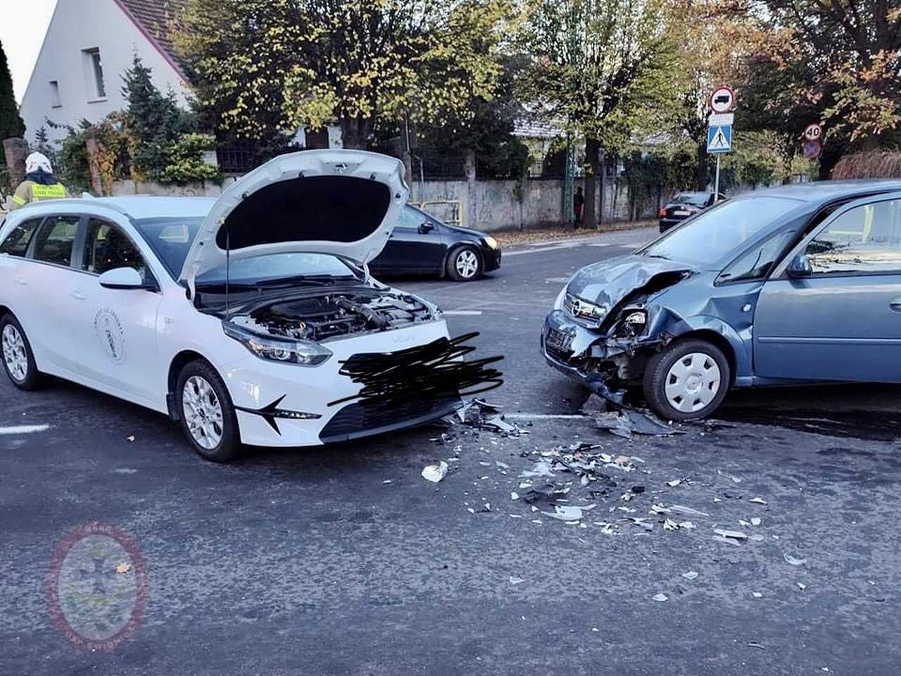 [FOTO] Zderzenie dwóch samochodów na skrzyżowaniu