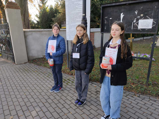 ]FOTO] Uczniowie jaworzyńskiej podstawówki kwestowali na cmentarzach