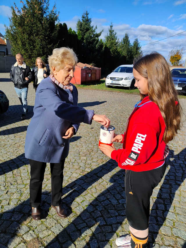 ]FOTO] Uczniowie jaworzyńskiej podstawówki kwestowali na cmentarzach