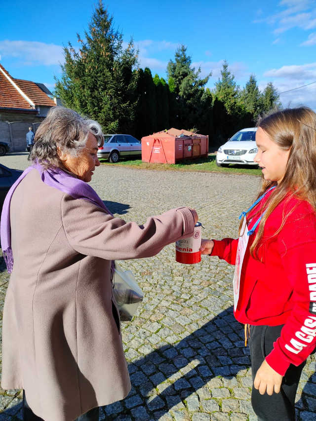 ]FOTO] Uczniowie jaworzyńskiej podstawówki kwestowali na cmentarzach