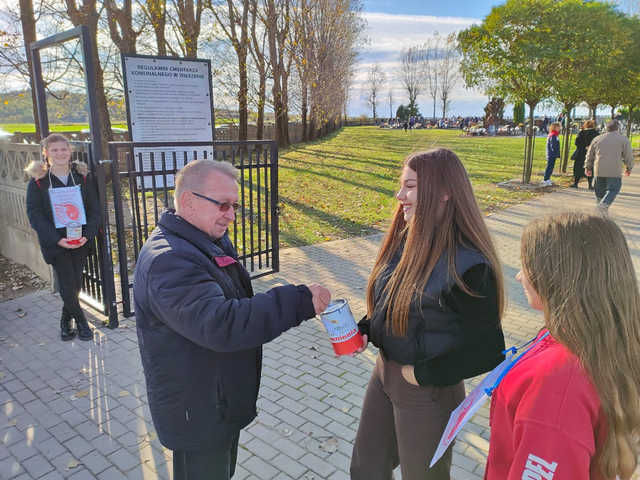 ]FOTO] Uczniowie jaworzyńskiej podstawówki kwestowali na cmentarzach