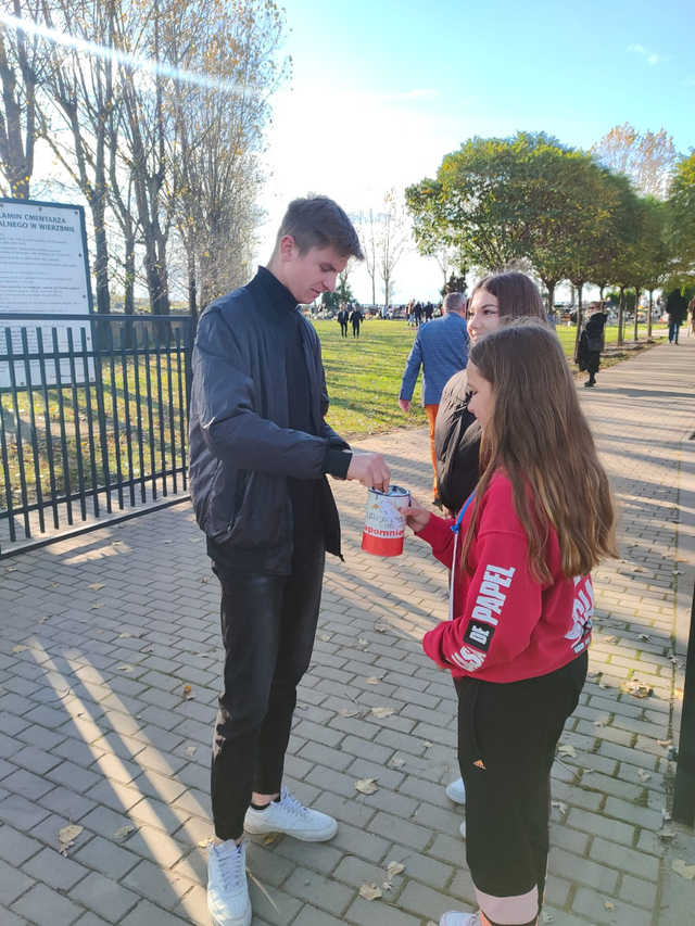 ]FOTO] Uczniowie jaworzyńskiej podstawówki kwestowali na cmentarzach