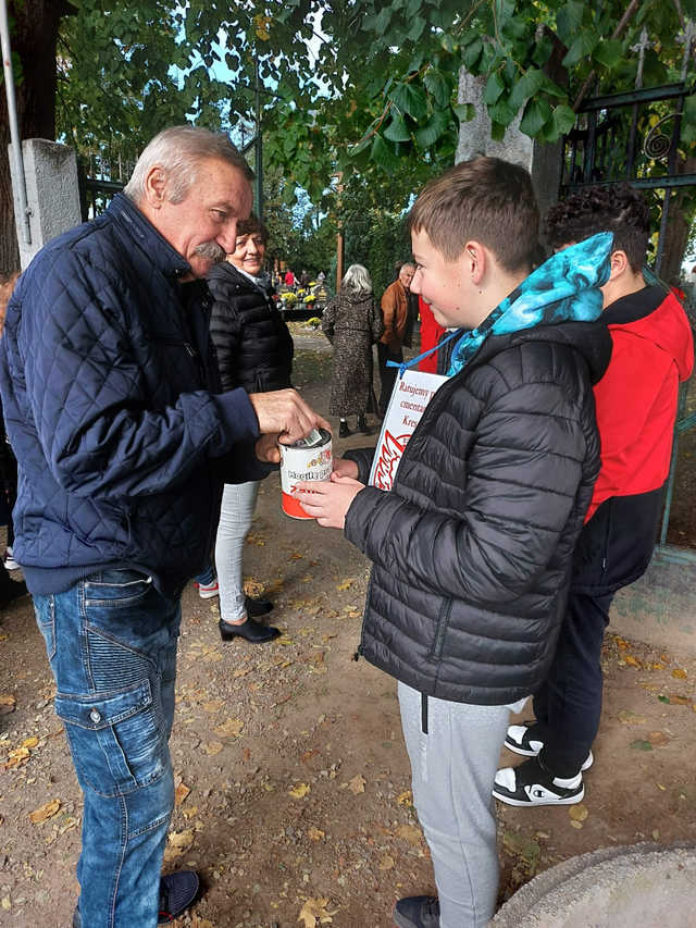 ]FOTO] Uczniowie jaworzyńskiej podstawówki kwestowali na cmentarzach