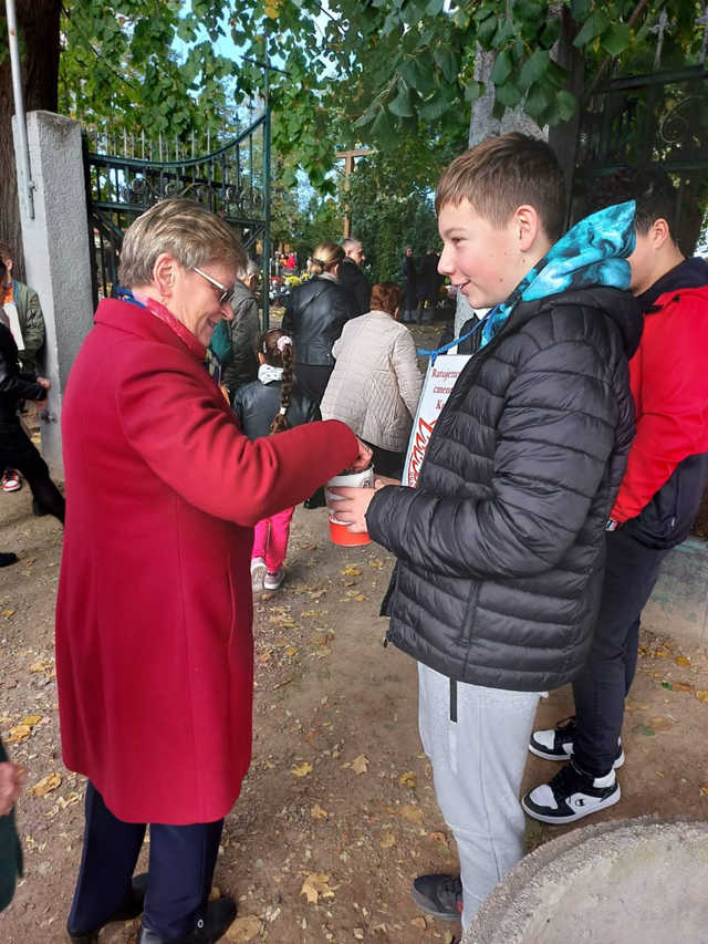 ]FOTO] Uczniowie jaworzyńskiej podstawówki kwestowali na cmentarzach