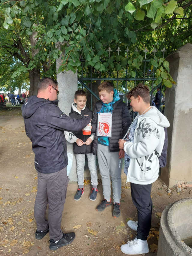 ]FOTO] Uczniowie jaworzyńskiej podstawówki kwestowali na cmentarzach