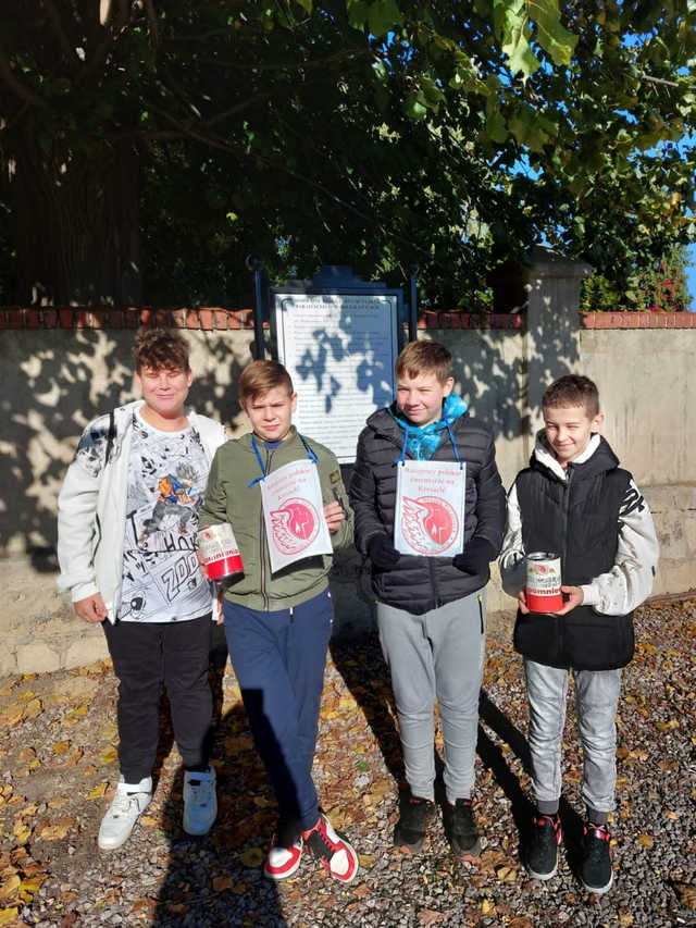 ]FOTO] Uczniowie jaworzyńskiej podstawówki kwestowali na cmentarzach