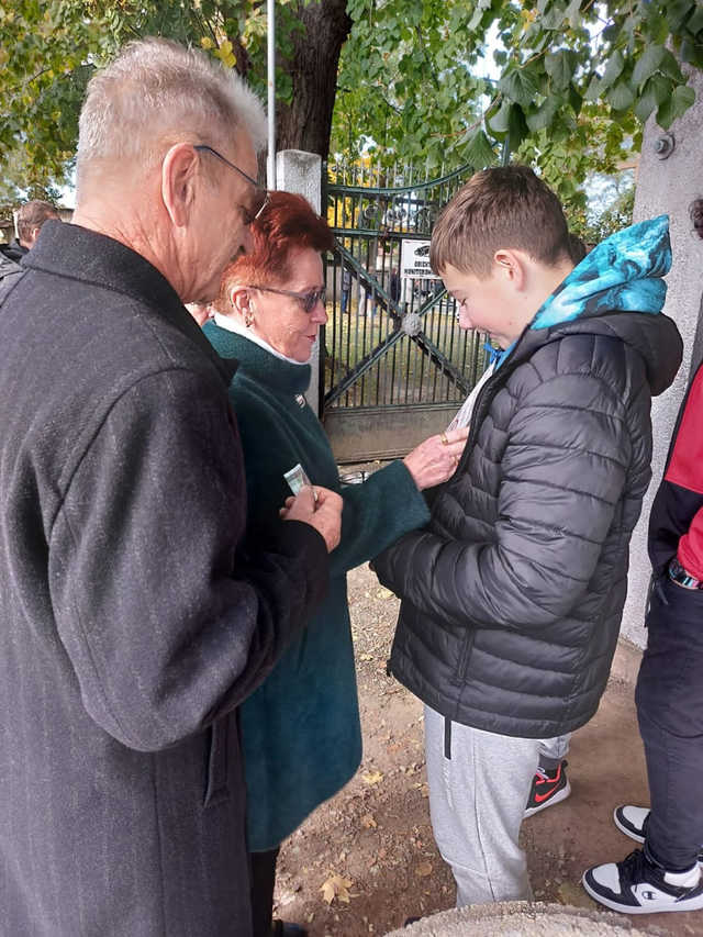 ]FOTO] Uczniowie jaworzyńskiej podstawówki kwestowali na cmentarzach