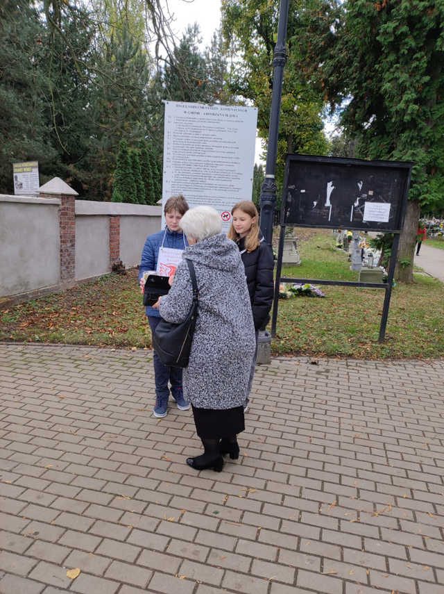 ]FOTO] Uczniowie jaworzyńskiej podstawówki kwestowali na cmentarzach