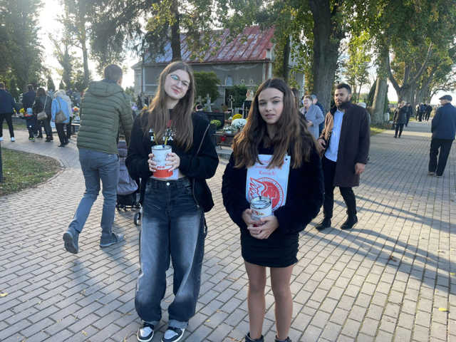 ]FOTO] Uczniowie jaworzyńskiej podstawówki kwestowali na cmentarzach