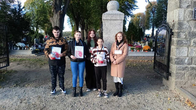 ]FOTO] Uczniowie jaworzyńskiej podstawówki kwestowali na cmentarzach