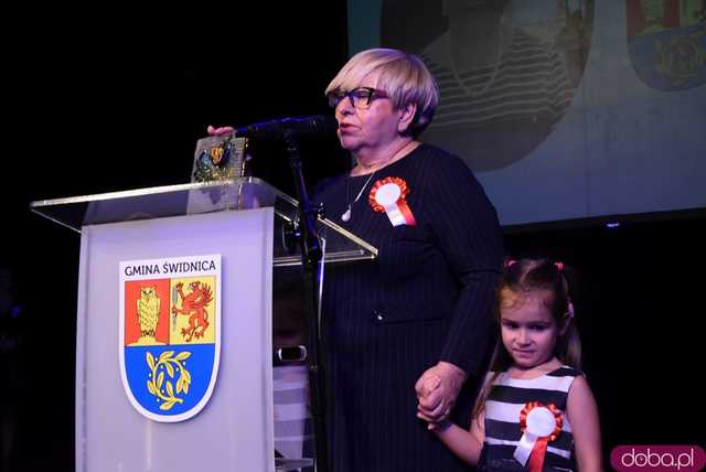 [FOTO] Patriotyczny wieczór gminy Świdnica. Wójt Teresa Mazurek oraz biskupi Dec i Pytel uhonorowani zaszczytnymi tytułami