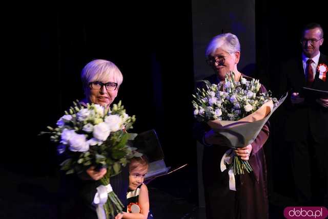 [FOTO] Patriotyczny wieczór gminy Świdnica. Wójt Teresa Mazurek oraz biskupi Dec i Pytel uhonorowani zaszczytnymi tytułami