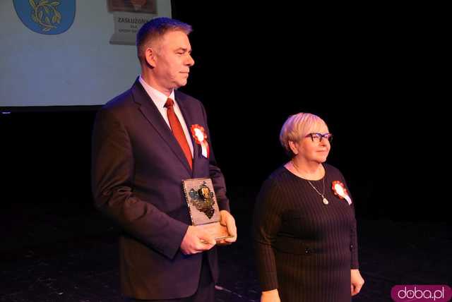 [FOTO] Patriotyczny wieczór gminy Świdnica. Wójt Teresa Mazurek oraz biskupi Dec i Pytel uhonorowani zaszczytnymi tytułami