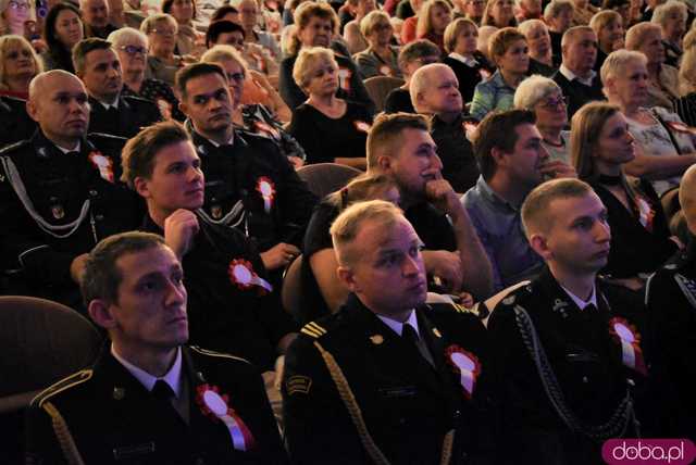 [FOTO] Patriotyczny wieczór gminy Świdnica. Wójt Teresa Mazurek oraz biskupi Dec i Pytel uhonorowani zaszczytnymi tytułami