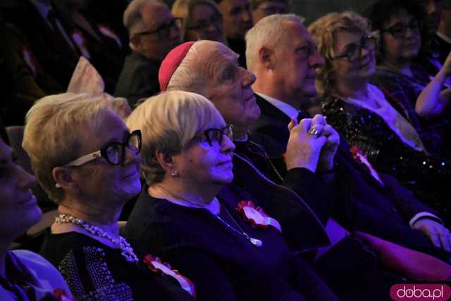 [FOTO] Patriotyczny wieczór gminy Świdnica. Wójt Teresa Mazurek oraz biskupi Dec i Pytel uhonorowani zaszczytnymi tytułami