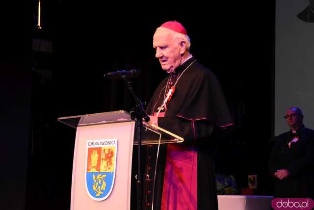 [FOTO] Patriotyczny wieczór gminy Świdnica. Wójt Teresa Mazurek oraz biskupi Dec i Pytel uhonorowani zaszczytnymi tytułami