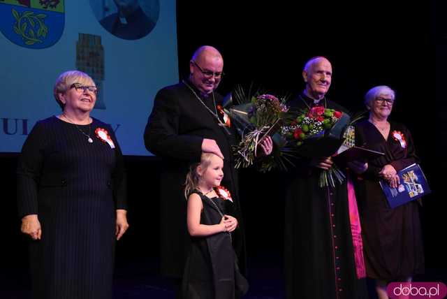 [FOTO] Patriotyczny wieczór gminy Świdnica. Wójt Teresa Mazurek oraz biskupi Dec i Pytel uhonorowani zaszczytnymi tytułami