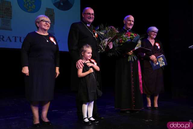 [FOTO] Patriotyczny wieczór gminy Świdnica. Wójt Teresa Mazurek oraz biskupi Dec i Pytel uhonorowani zaszczytnymi tytułami