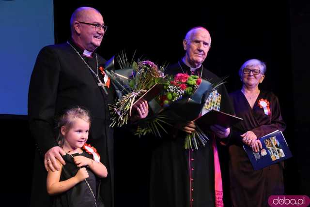 [FOTO] Patriotyczny wieczór gminy Świdnica. Wójt Teresa Mazurek oraz biskupi Dec i Pytel uhonorowani zaszczytnymi tytułami